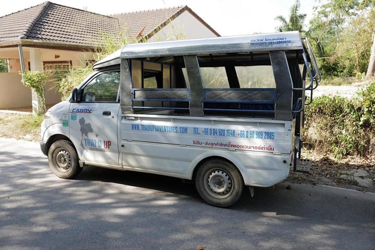 malé bílé auto zaparkované před domem