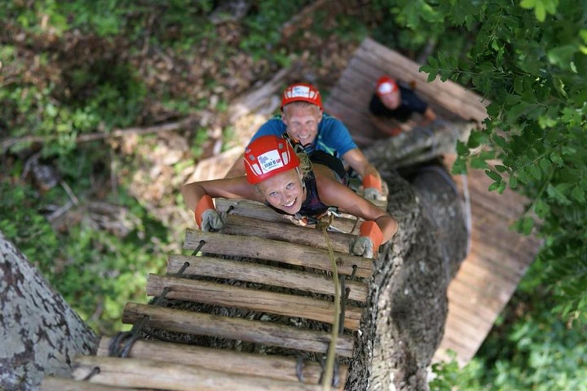 dva lidé jedoucí na hračkové horské dráze