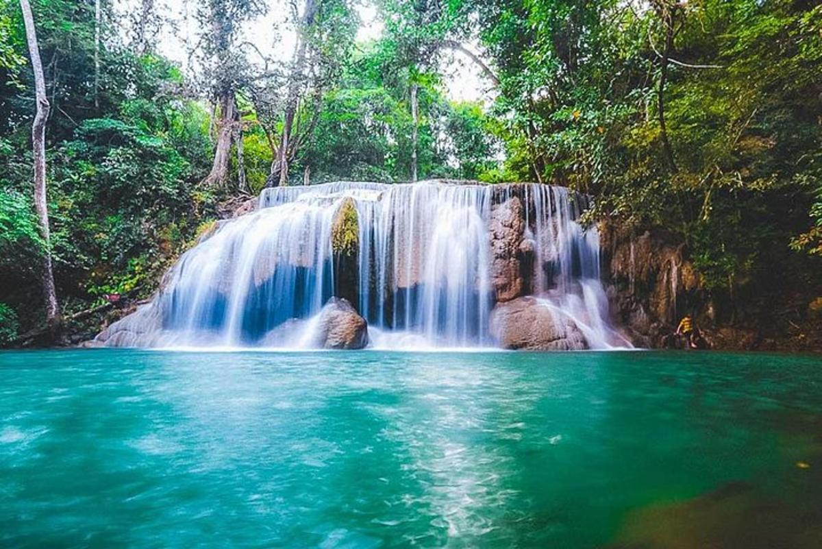 una cascata in mezzo a una pozza d'acqua