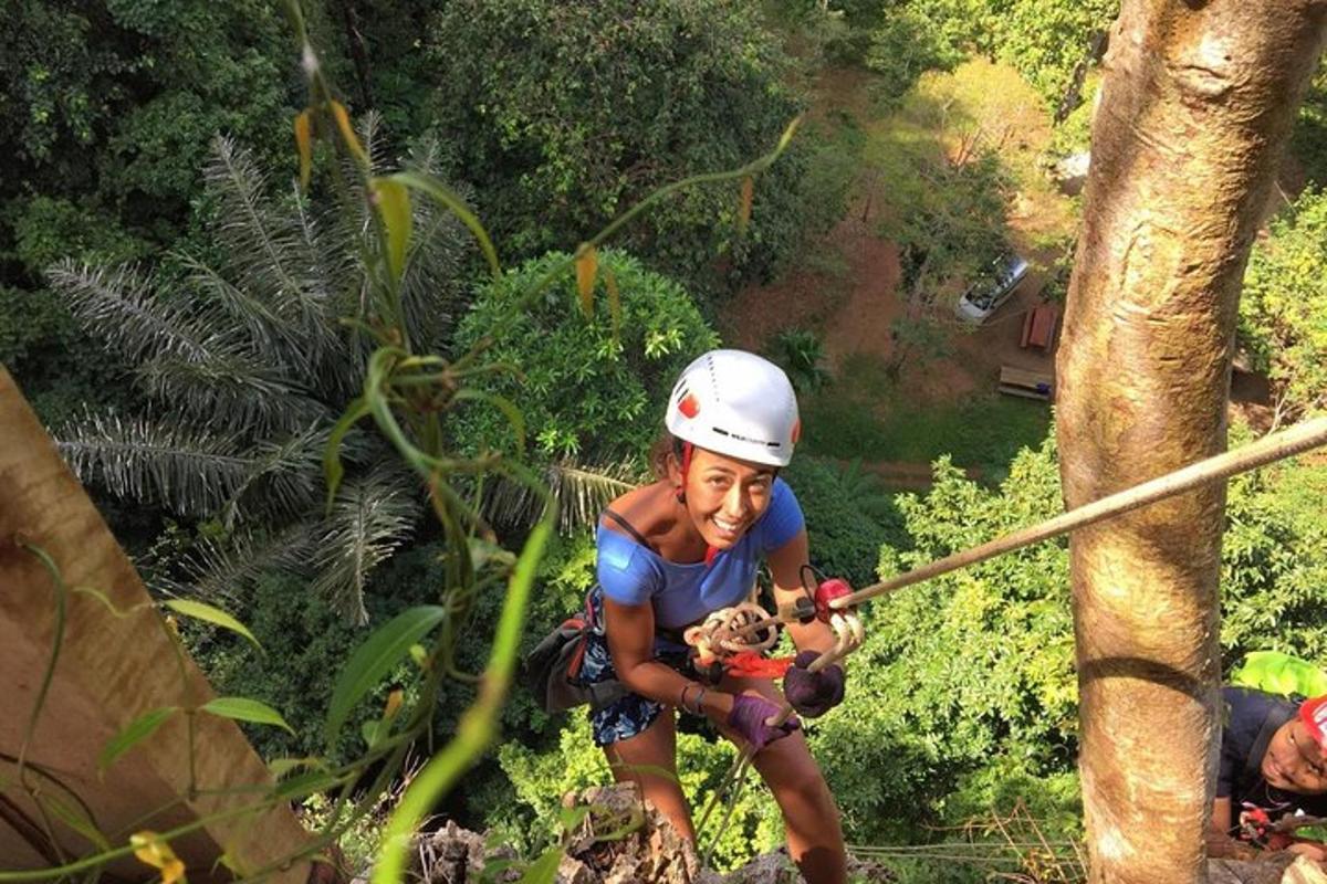 dívka na zipline s plyšákem