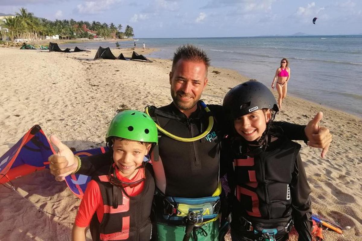 un uomo e due ragazzi in piedi su una spiaggia