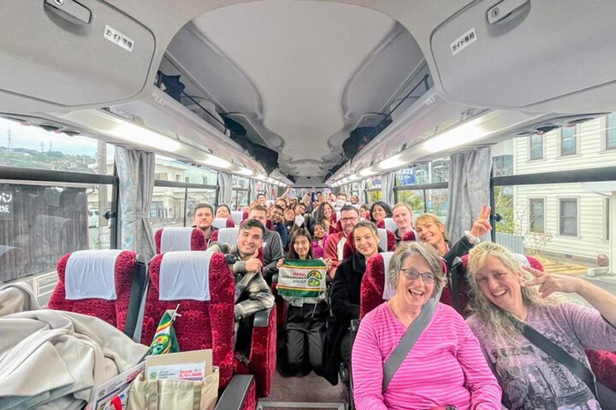 un gruppo di persone sedute su un autobus