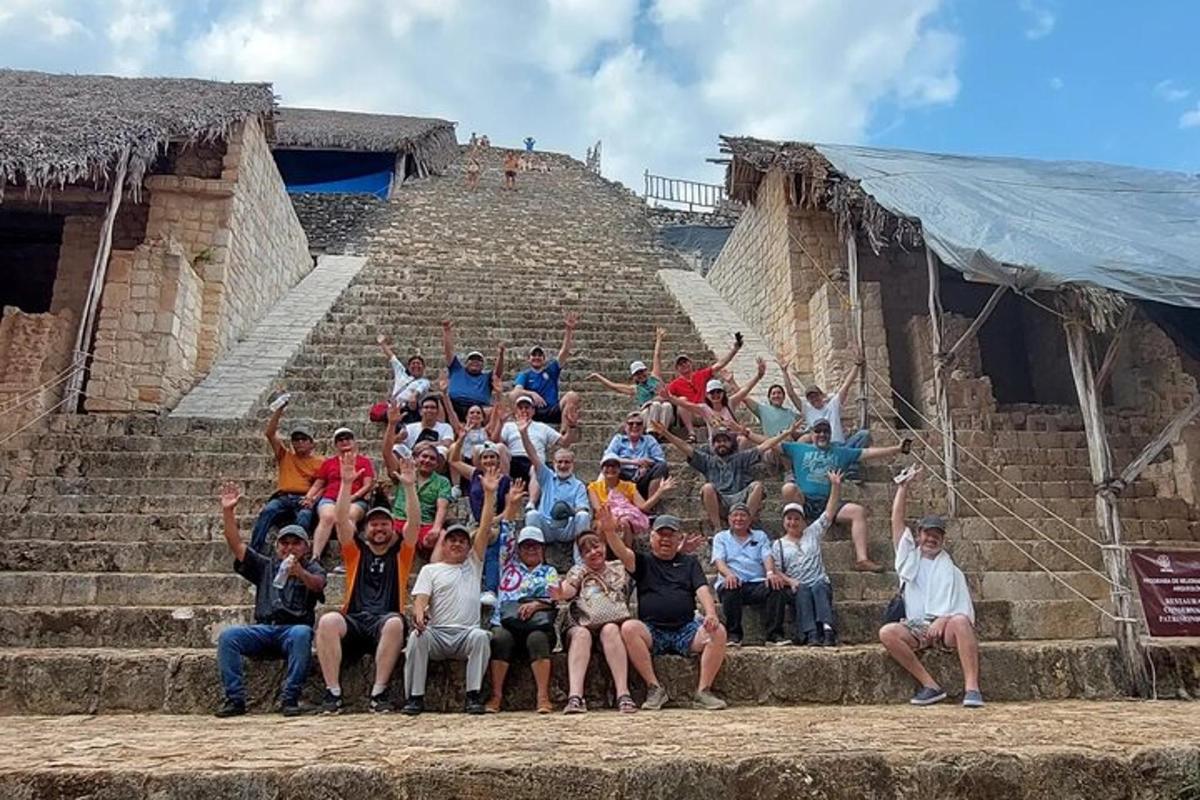 un grup de persones posant per a una foto en unes escales