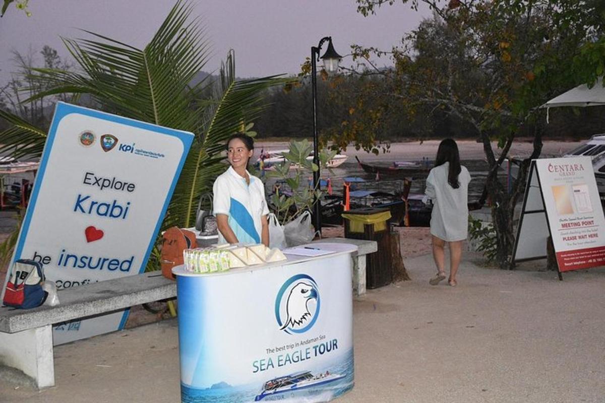 moški stoji poleg kioska na plaži
