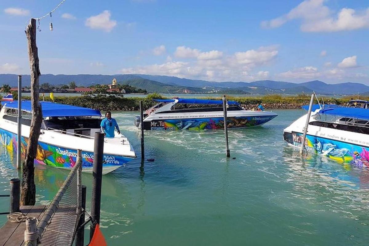 tre barche sono attraccate a un molo in acqua