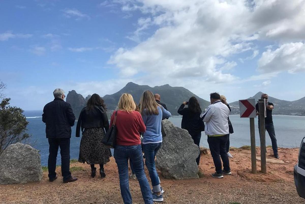 un grup de oameni care stau pe vârful unui munte