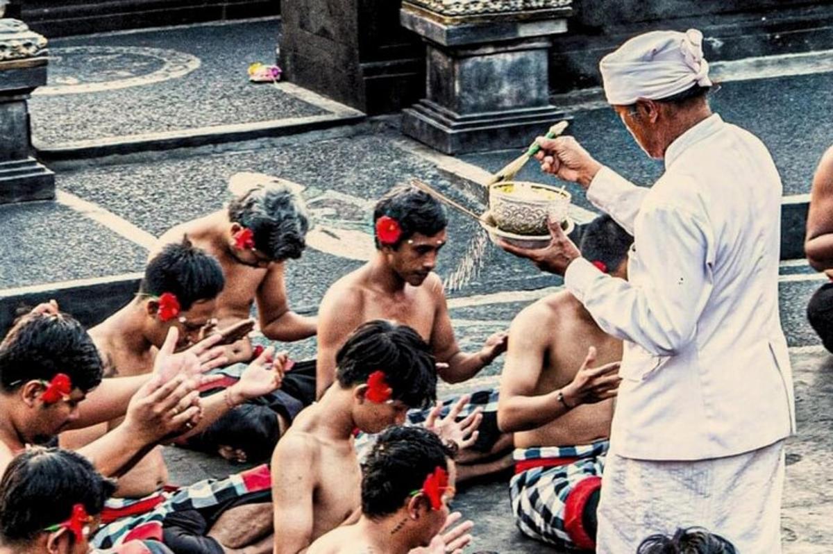 en religiøs mann som mater en gruppe menn i et tempel