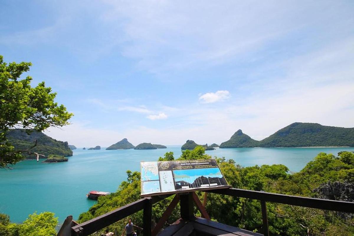 un cartello su un balcone che si affaccia su uno specchio d'acqua