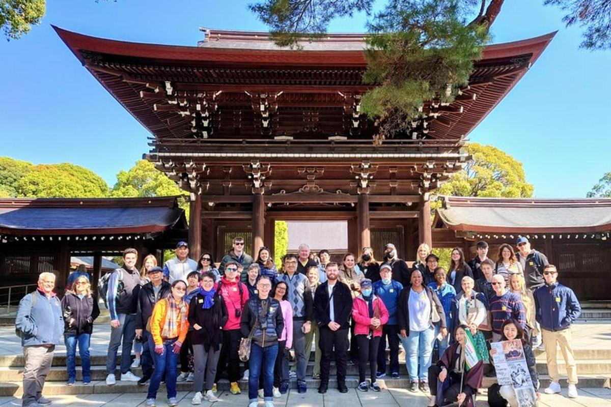 Un grupo de personas de pie frente a una pagoda.