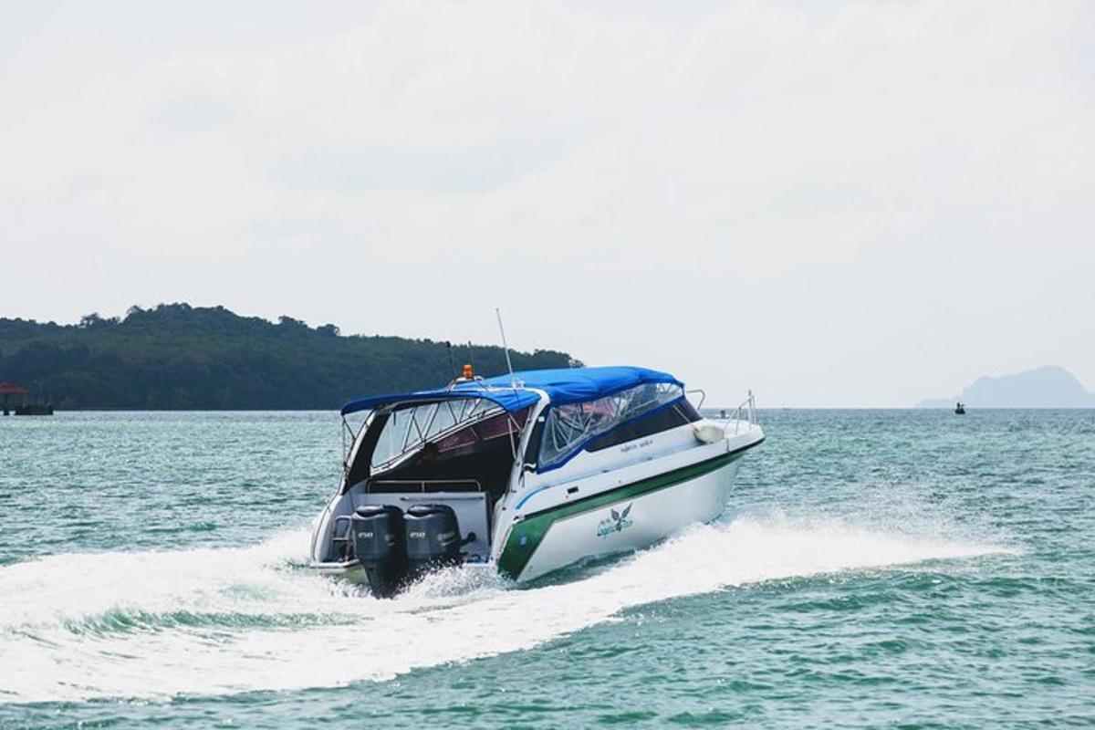 un barco en el agua sobre un cuerpo de agua