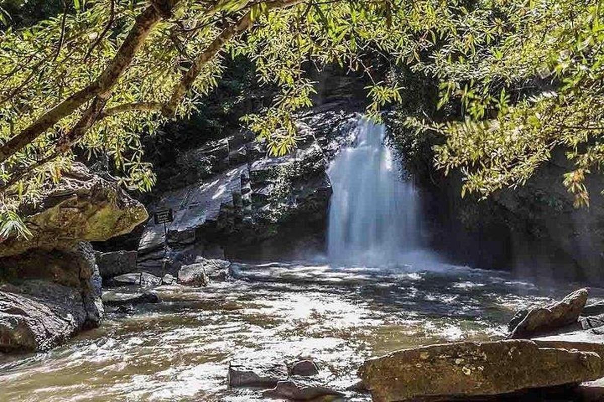 uma cachoeira no meio de um rio