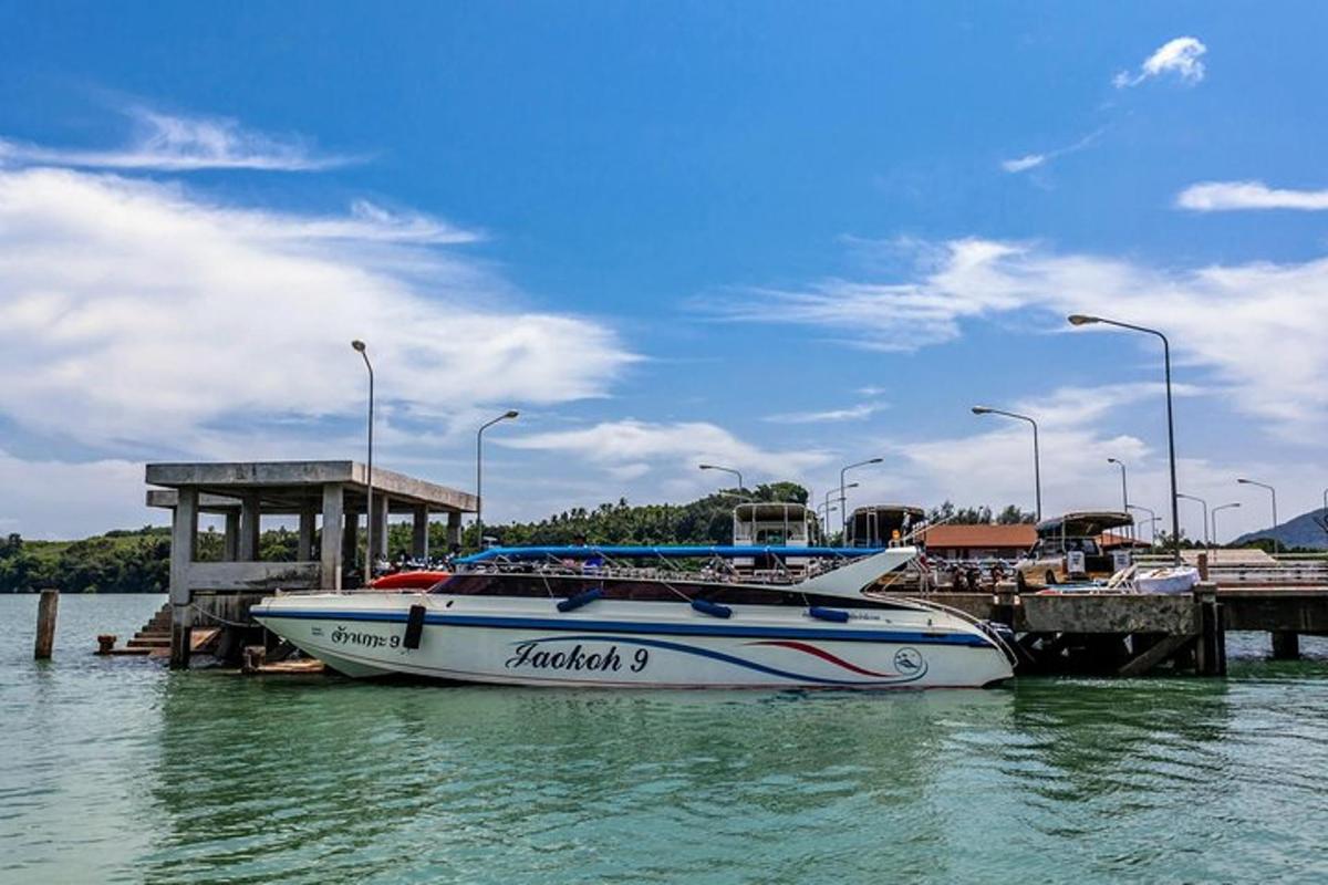 Un barco está atracado junto a un muelle