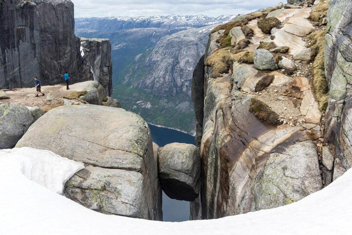 una persona in piedi sul bordo di una montagna