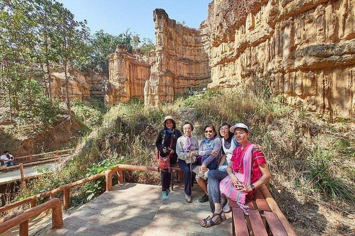 egy csoport ember pózol egy képhez a Grand Canyonnál