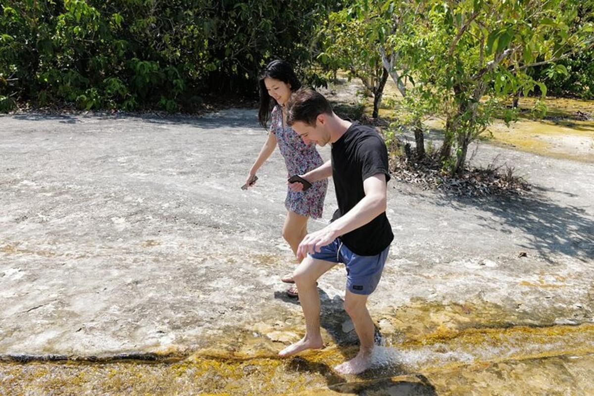 ein Mann und eine Frau stehen auf einem Felsen