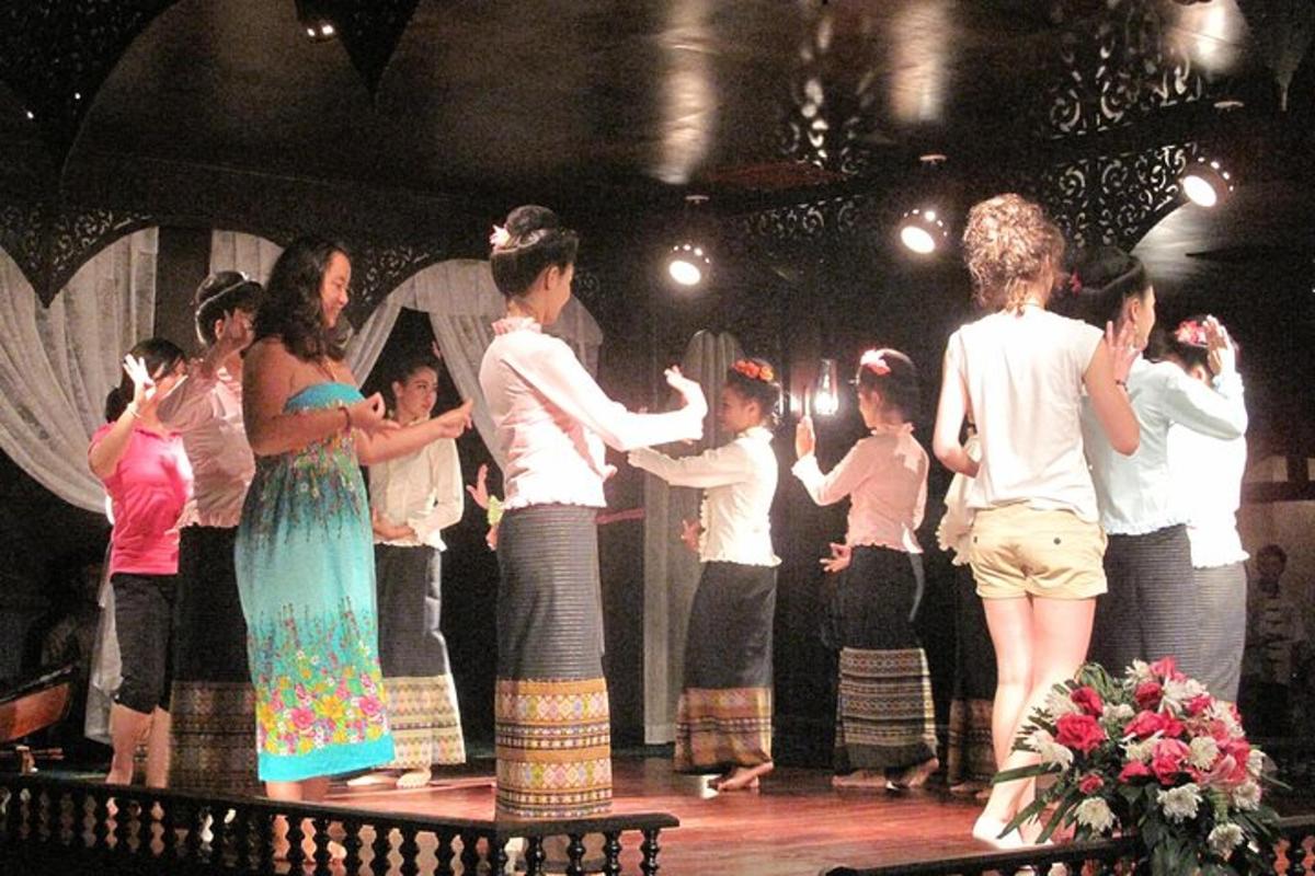 un grupo de personas bailando en un escenario