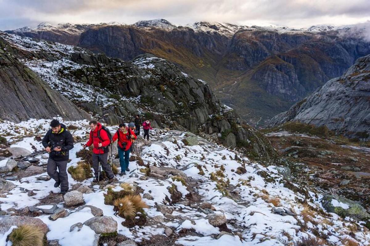 un gruppo di persone che camminano su una montagna innevata
