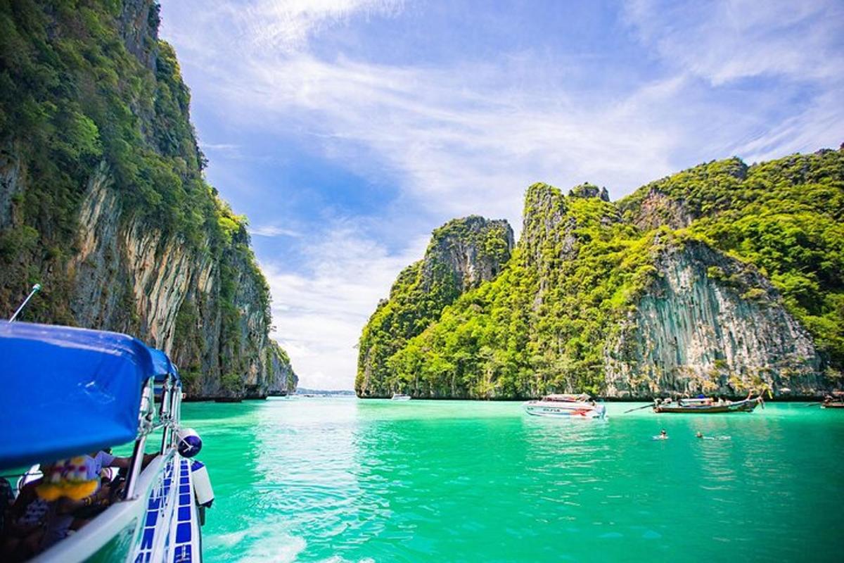 bot di dalam air di teluk dengan tebing