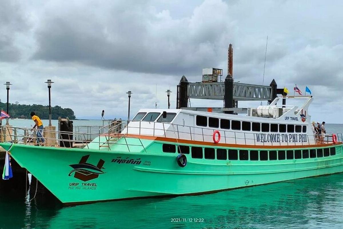 ein grün-weißes Boot im Wasser