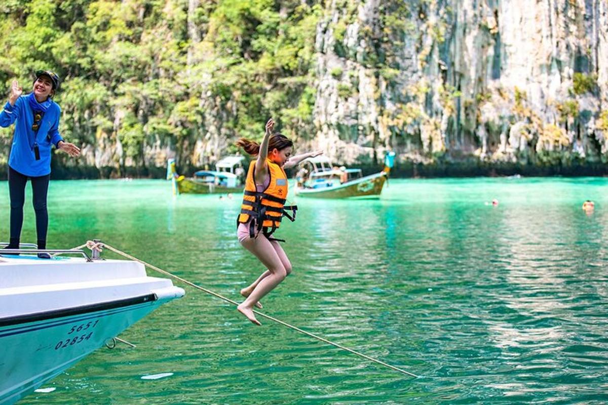 seorang gadis melompat dari bot di dalam air