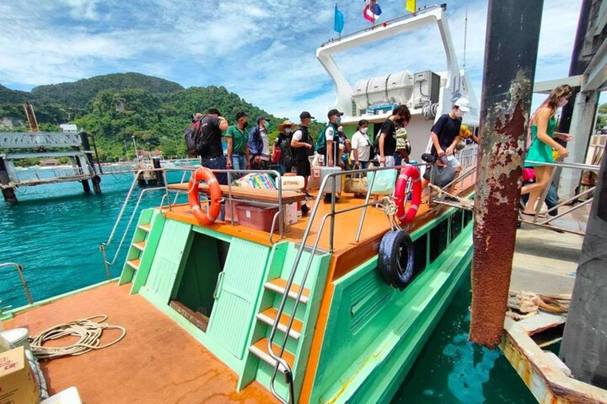 eine Gruppe von Menschen auf einem Boot im Wasser
