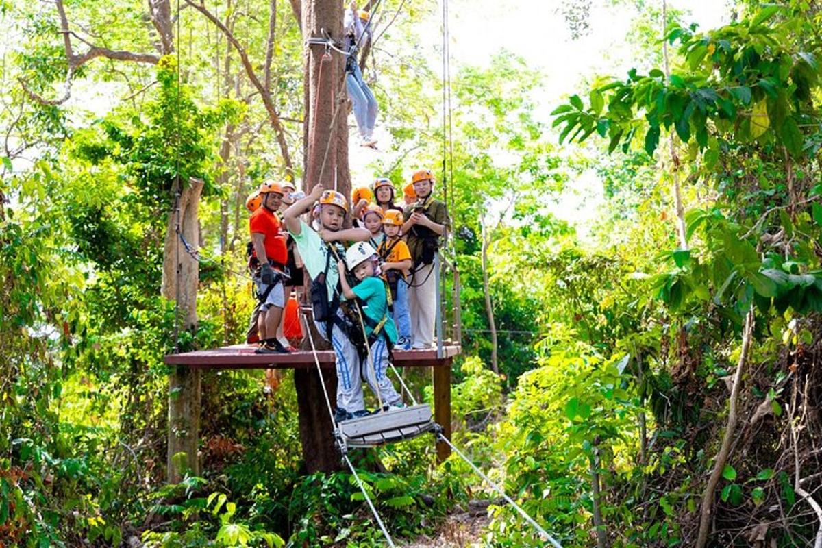 un gruppo di persone su una teleferica nella foresta