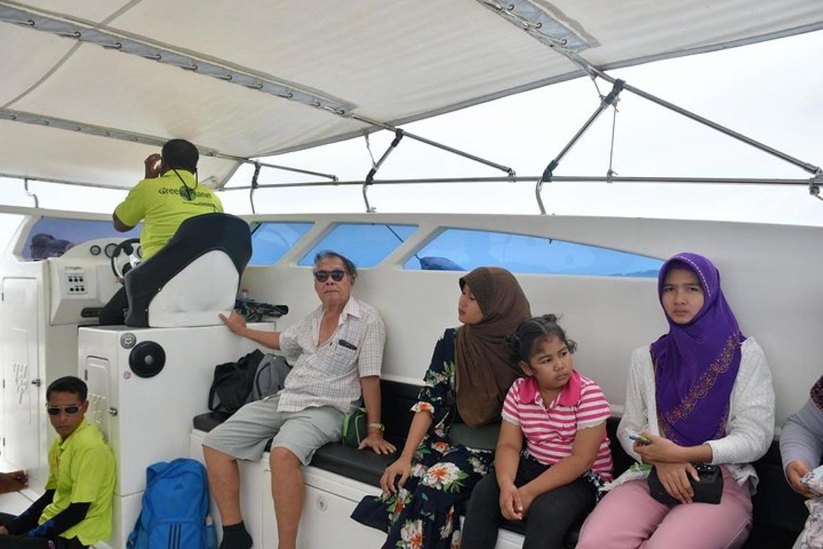 un grupo de personas sentadas en la parte trasera de un barco