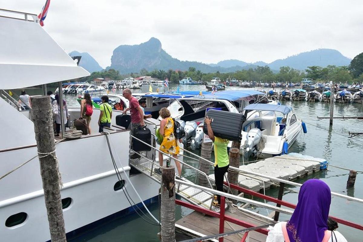 un grupo de personas en un barco en el agua