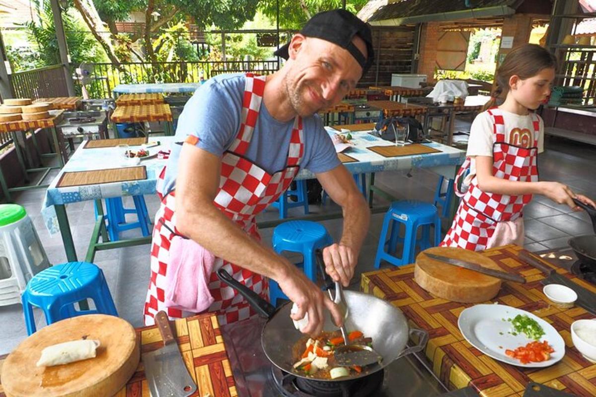 muž a žena připravují jídlo v kuchyni