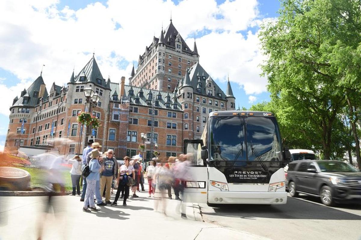 un autobús està aparcat davant d'un gran edifici