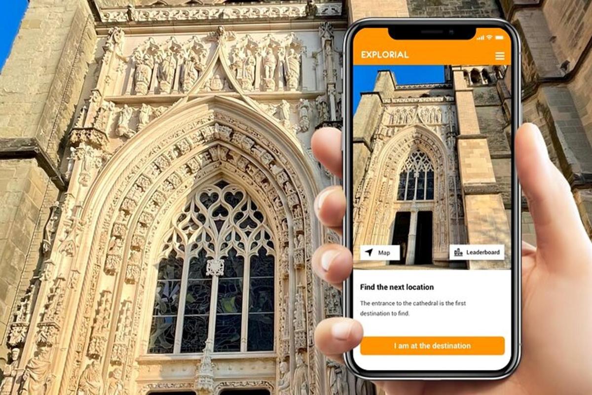 osoba držící mobilní telefon před katedrálou