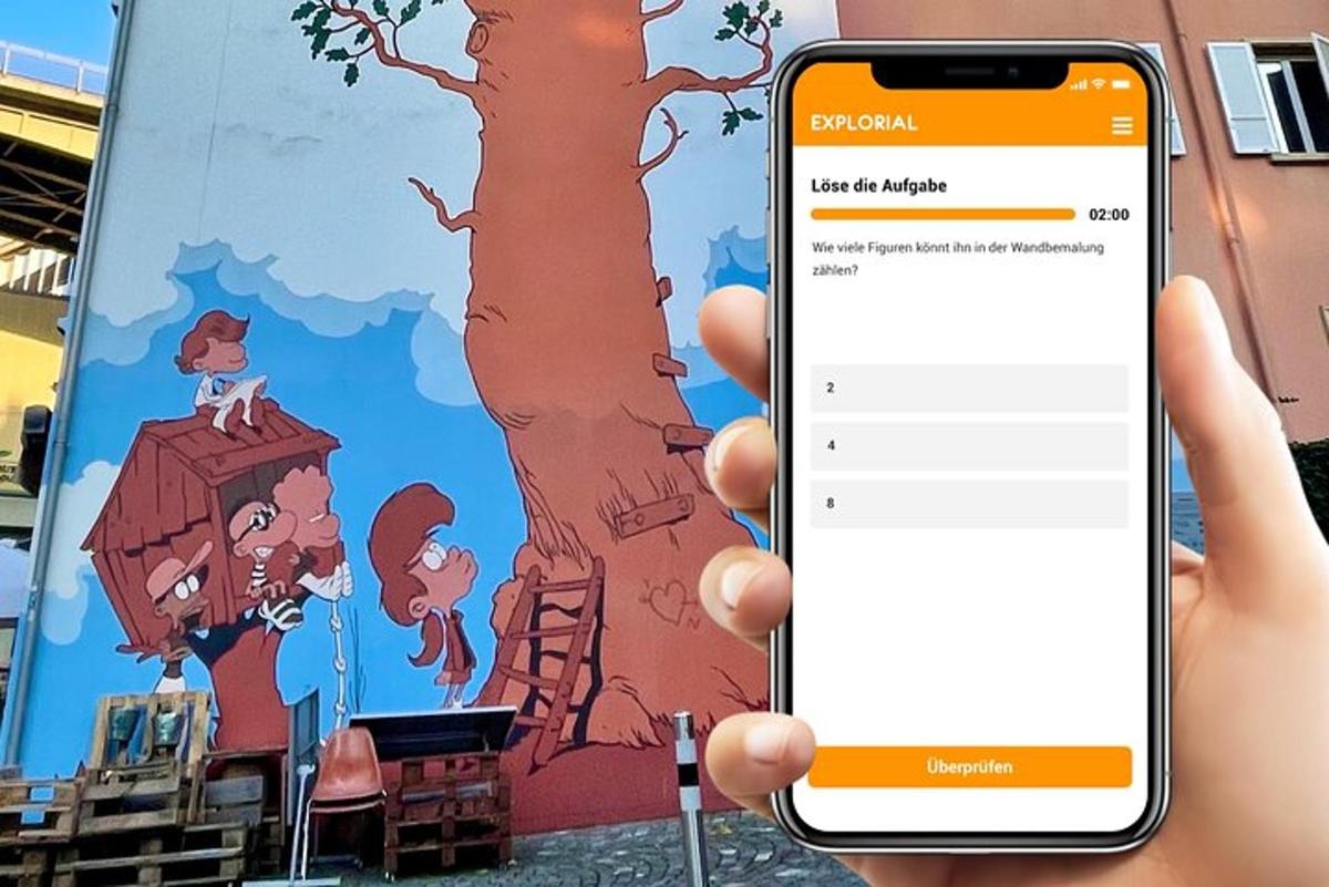 ruka držící iPhone s kresleným stromem
