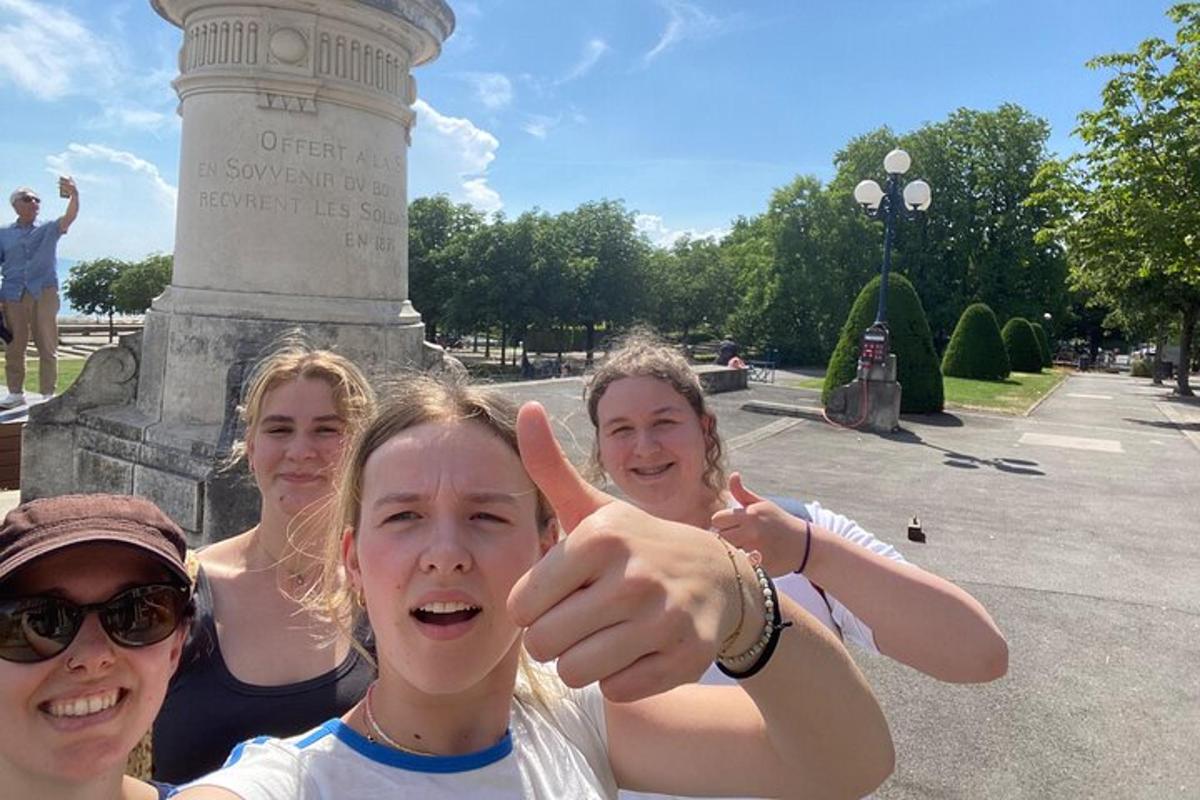 skupina dívek pózujících pro fotografii u památníku