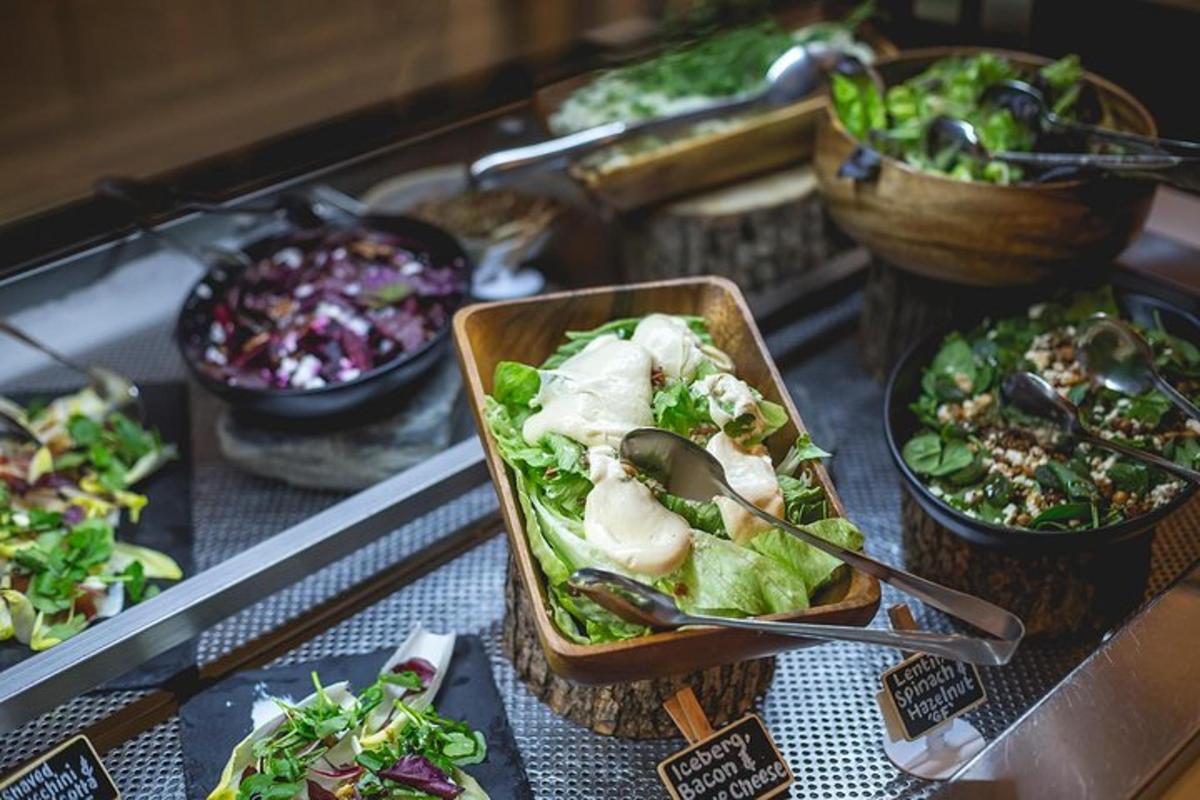 uma vitrine com vários tipos diferentes de comida