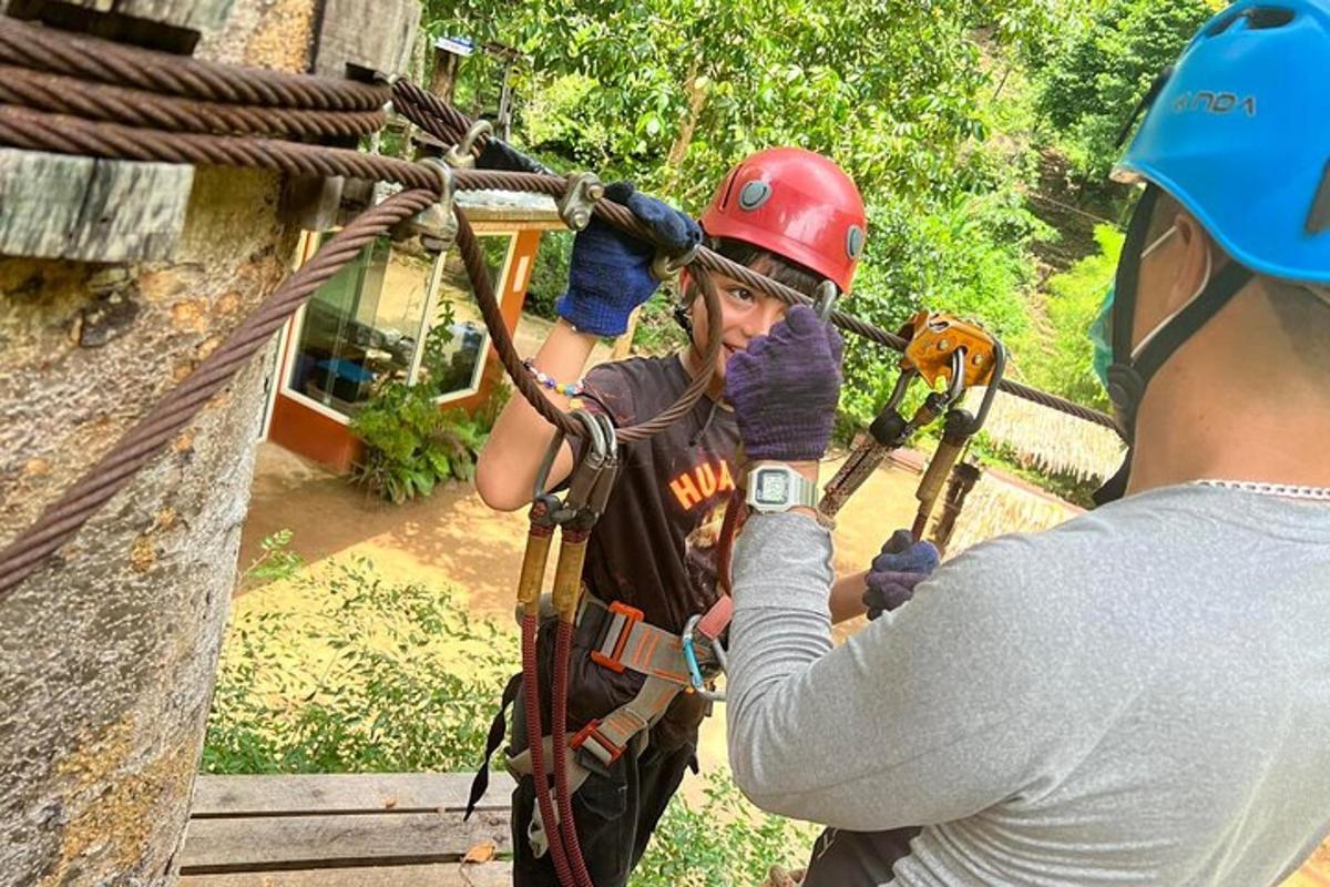 un uomo su un'altalena di corda su una teleferica