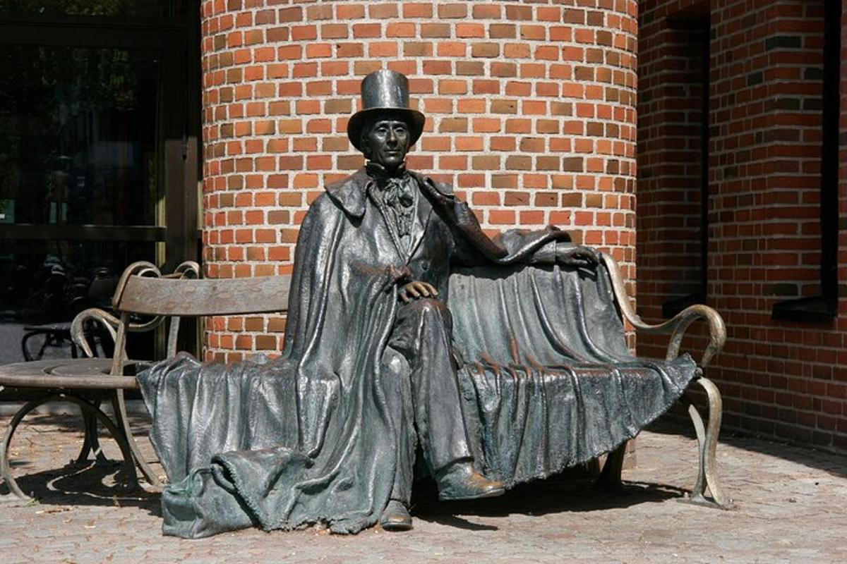 una statua di una donna seduta su una panchina