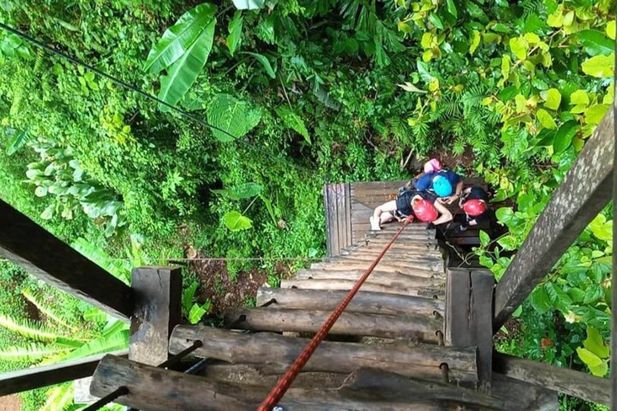 un train jouet sur un pont en bois