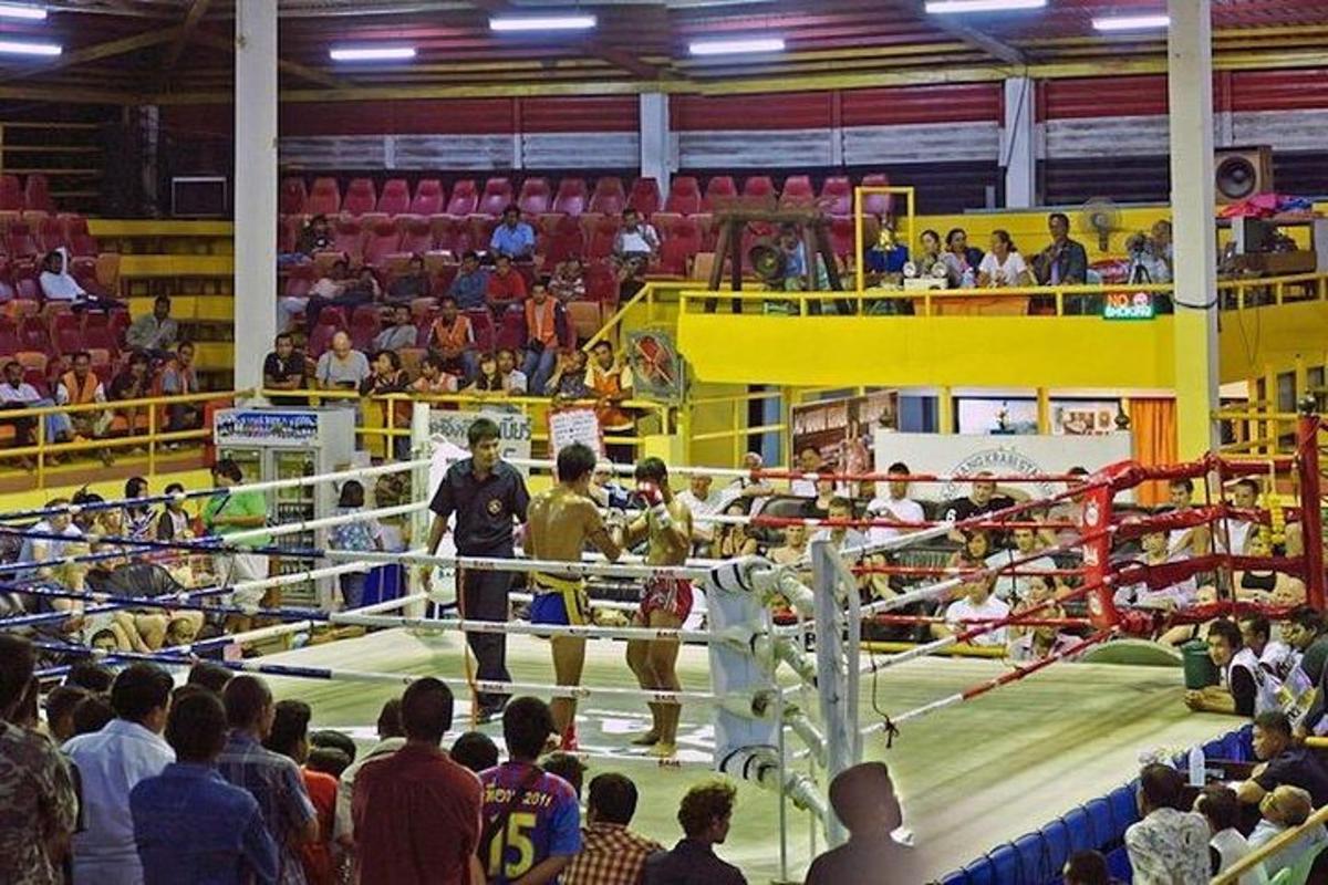dav lidí sledujících boxerský zápas