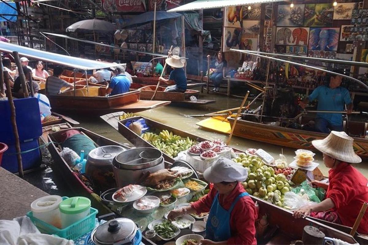 isang grupo ng mga tao sa mga bangka sa isang palengke