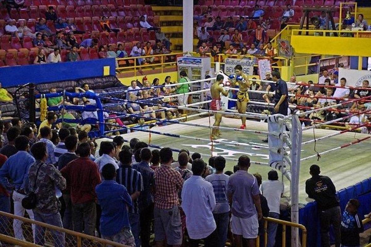 dav lidí sledujících boxerský zápas