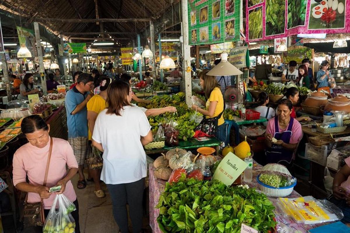 isang pangkat ng mga tao sa isang pamilihan na may mga produkto