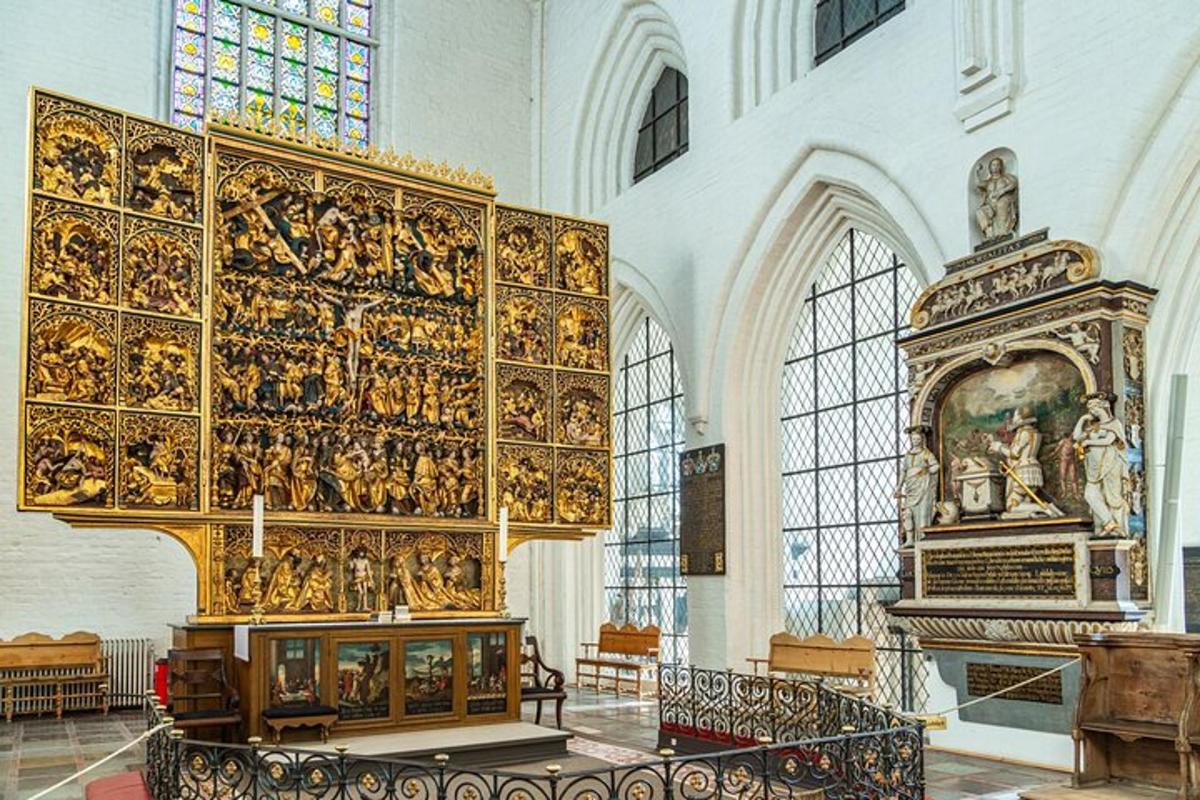 un grande altare in una chiesa con una grande parete