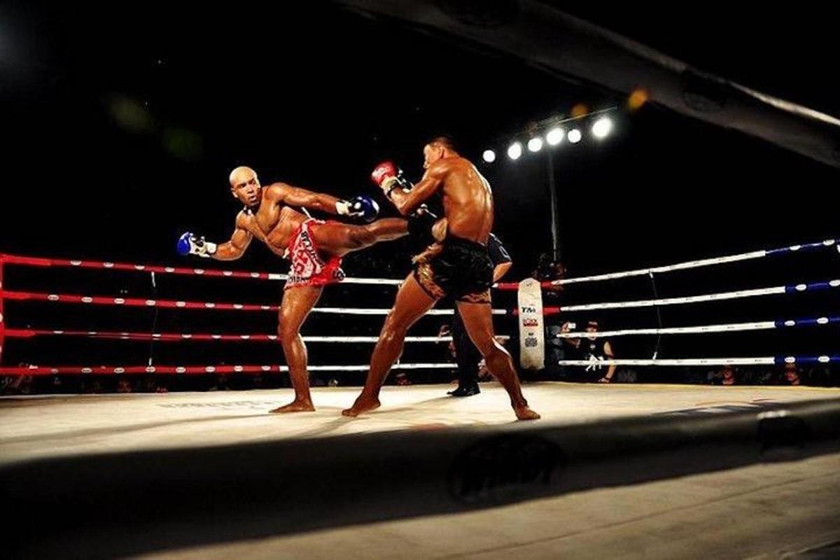 dva muži bojují v boxerském ringu