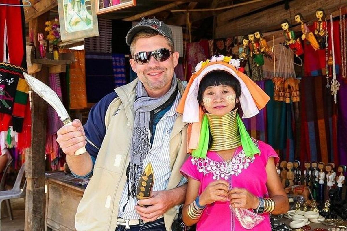 muž a žena stojaci v obchode a držiaci dáždniky