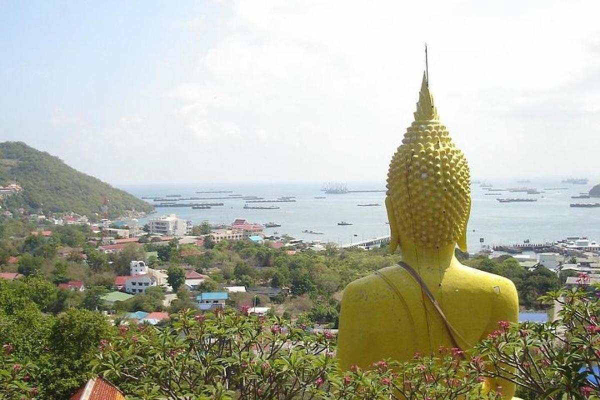 una statua con una testa di frutta in cima a una città