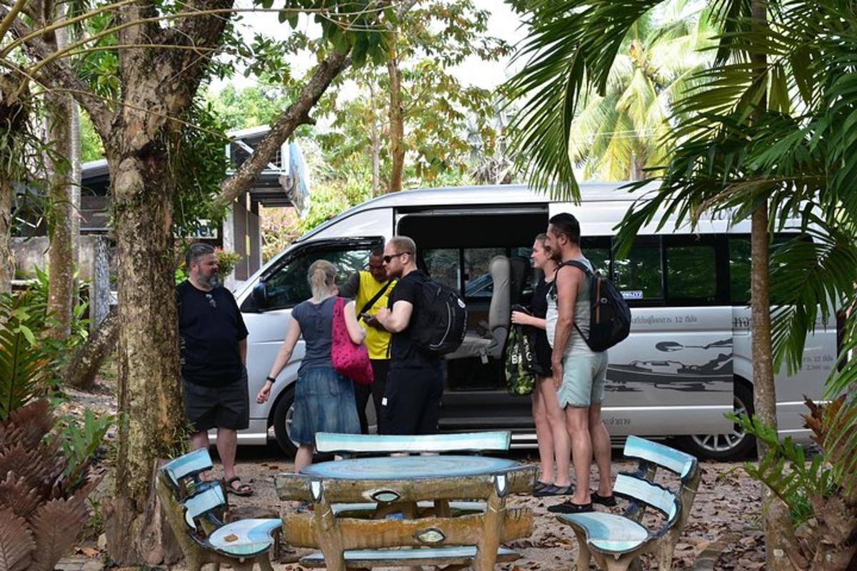 un gruppo di persone in piedi davanti a un furgone