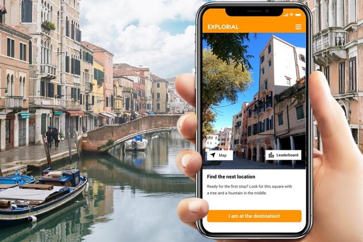 o persoană care fotografiază un canal cu telefonul mobil