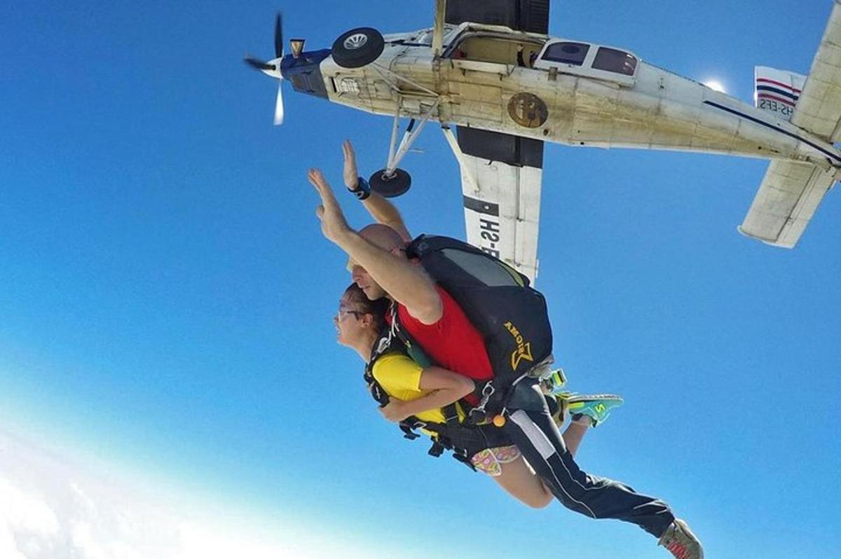 um homem está pendurado em um helicóptero