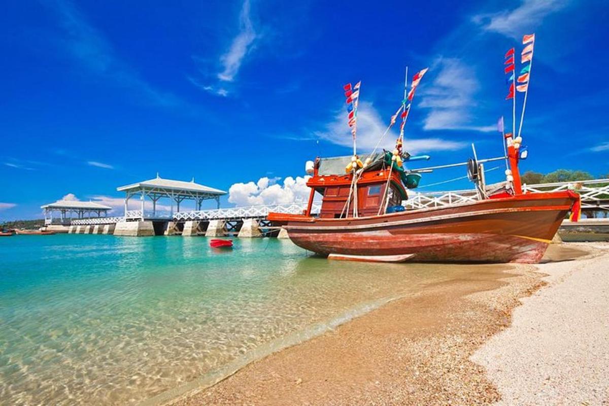 una barca appoggiata sulla sabbia della spiaggia