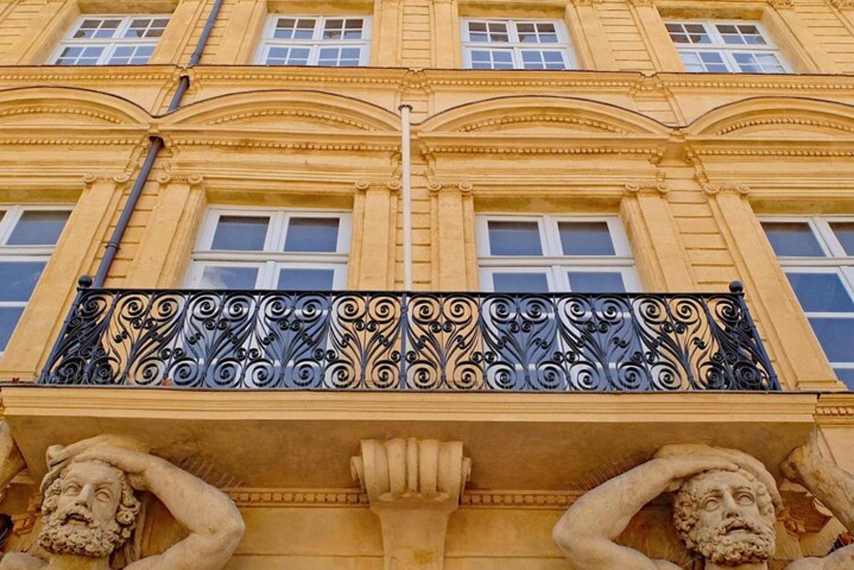 un edificio con due statue sotto un balcone